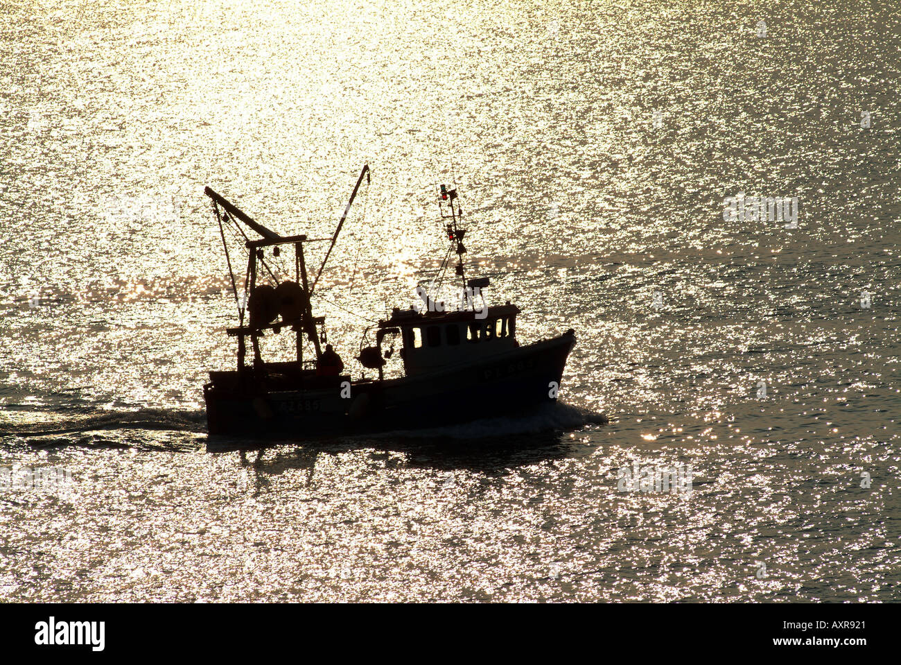 Barca da pesca si avvicina a Portsmouth Porto a fine giornata England Regno Unito Foto Stock