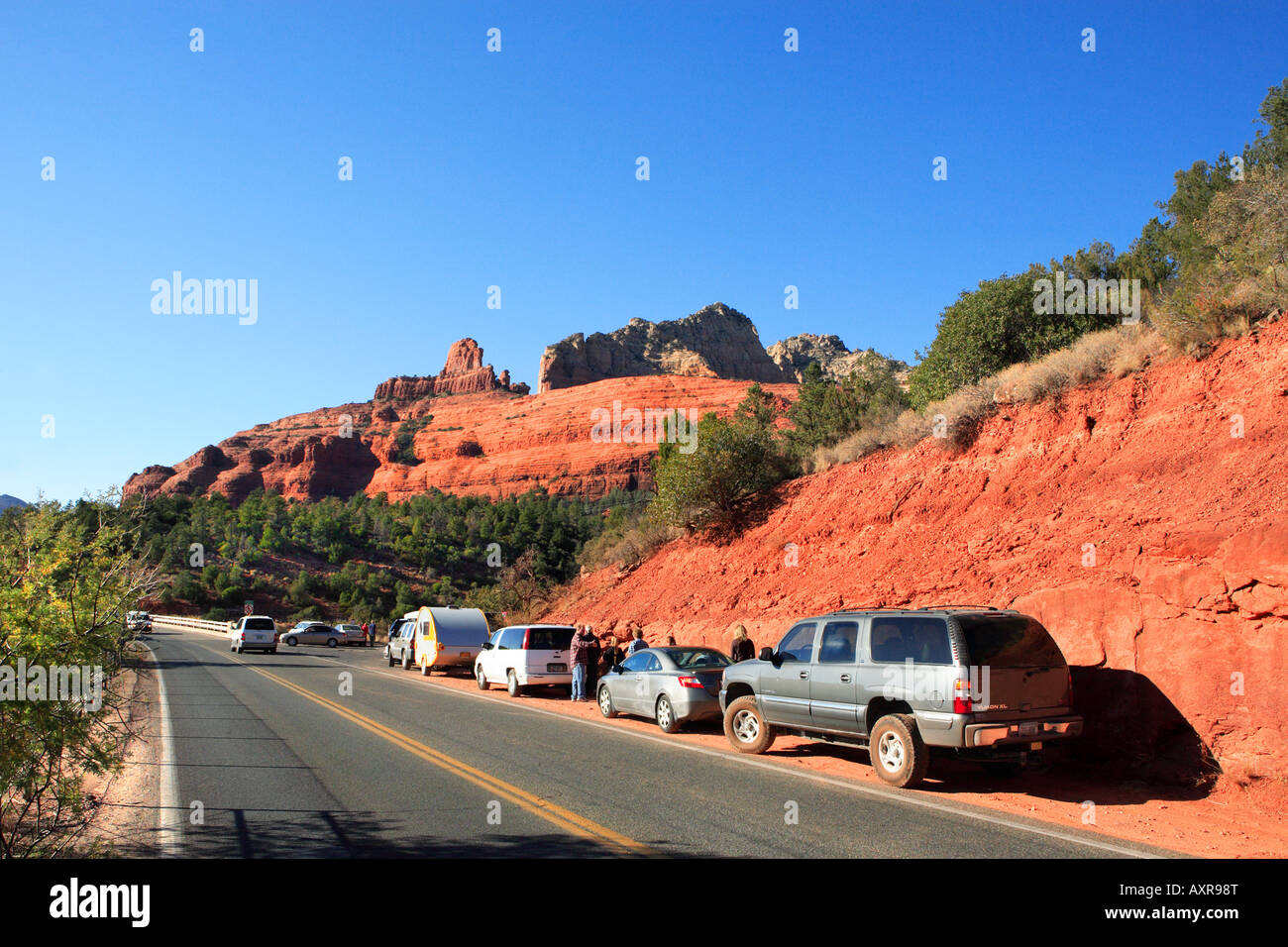 Turisti e auto parcheggiate sul lato della strada vicino a un si affacciano vicino a Sedona in Arizona USA Foto Stock