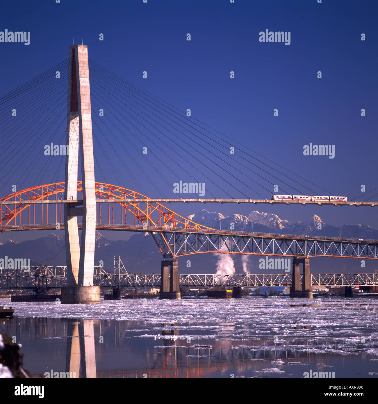 Ponti sul fiume Fraser, New Westminster di Surrey, BC, British Columbia, Canada - Skytrain sul ponte sopraelevato, Pattullo Bridge Foto Stock