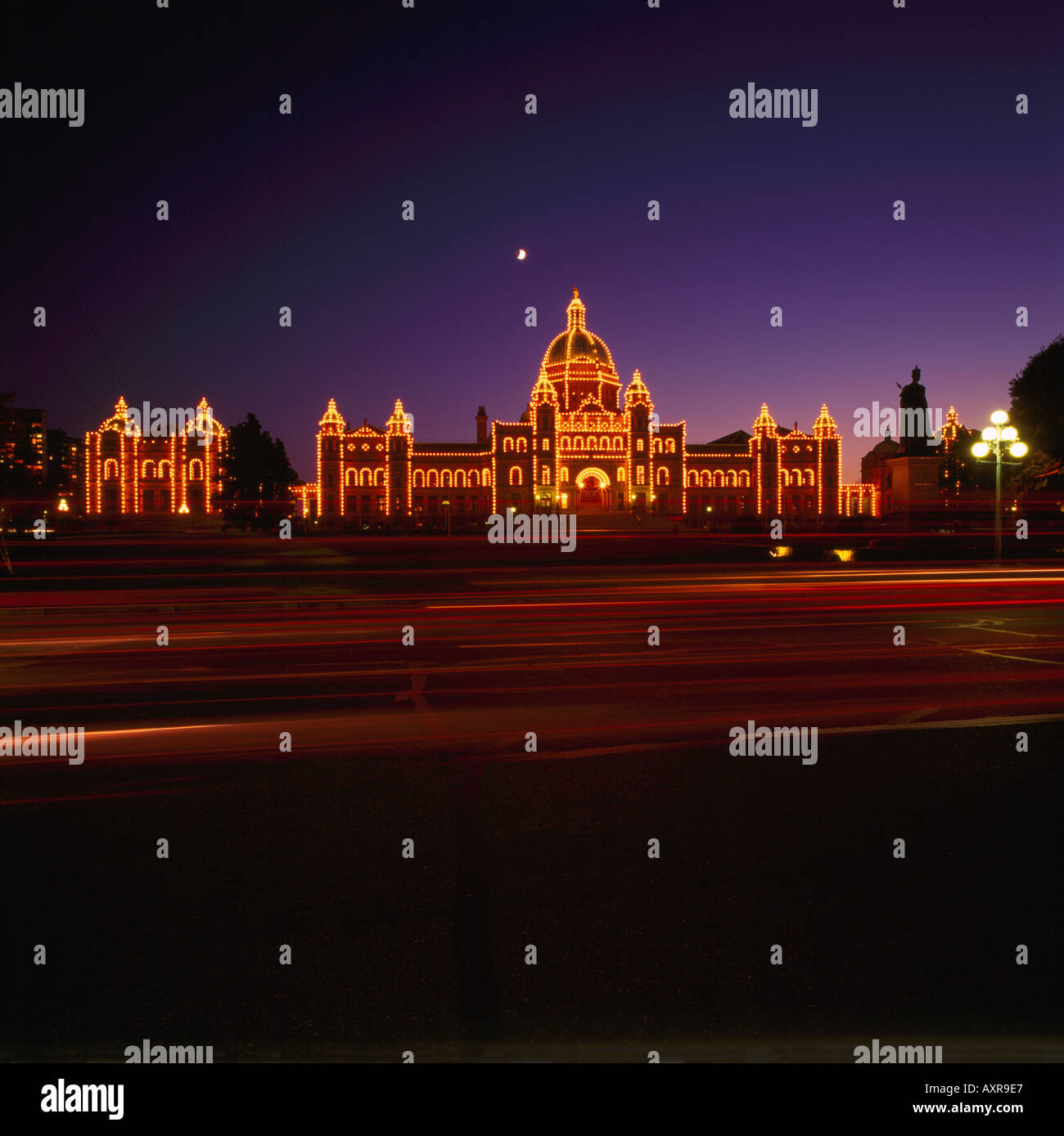 BC gli edifici del Parlamento europeo, Victoria, Isola di Vancouver, British Columbia, Canada - Edificio illuminata di notte al Porto Interno Foto Stock