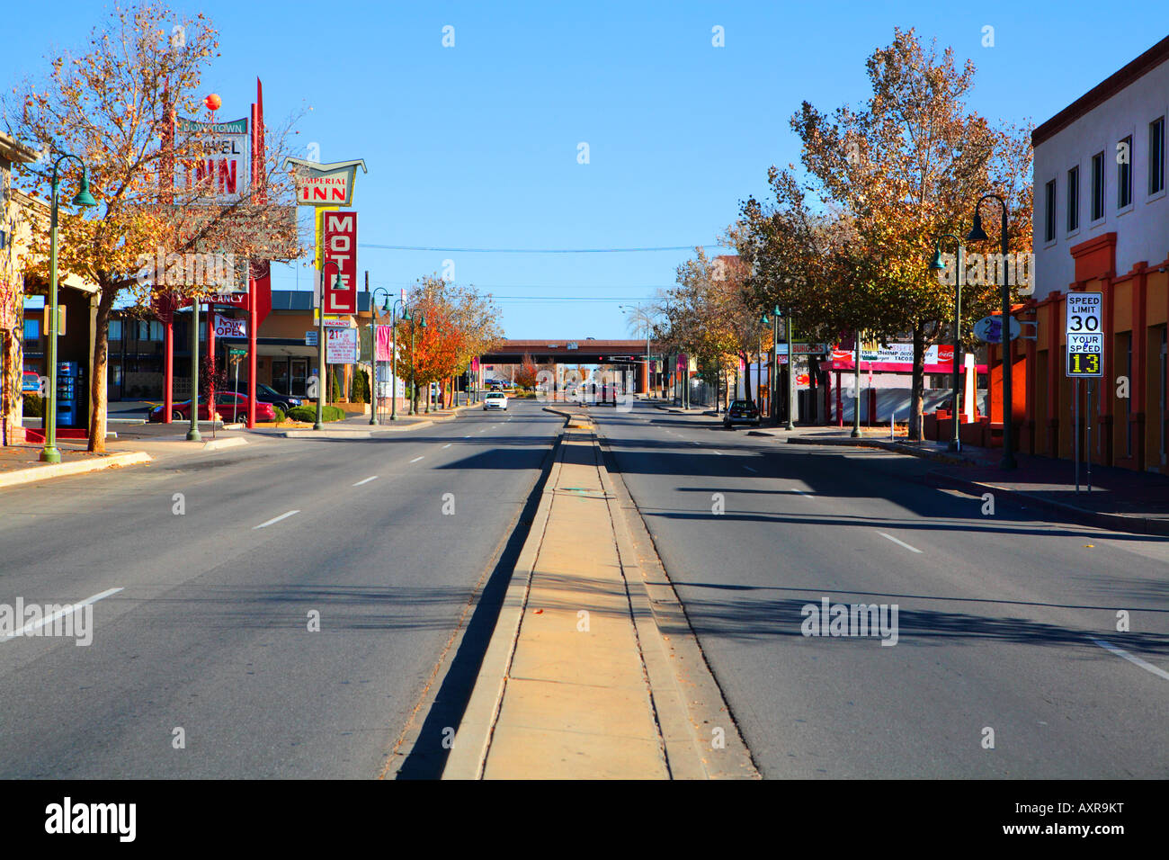 Strada principale vicino DONWTOWN Albuquerque, Nuovo Messico USA nel tardo autunno Foto Stock