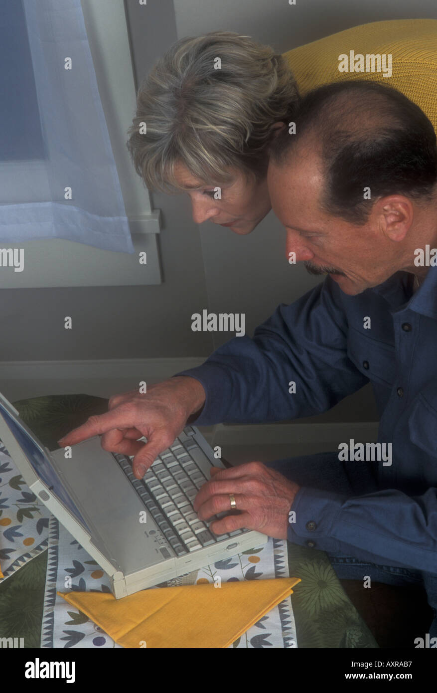 L'uomo ad aiutare la donna con il computer Foto Stock