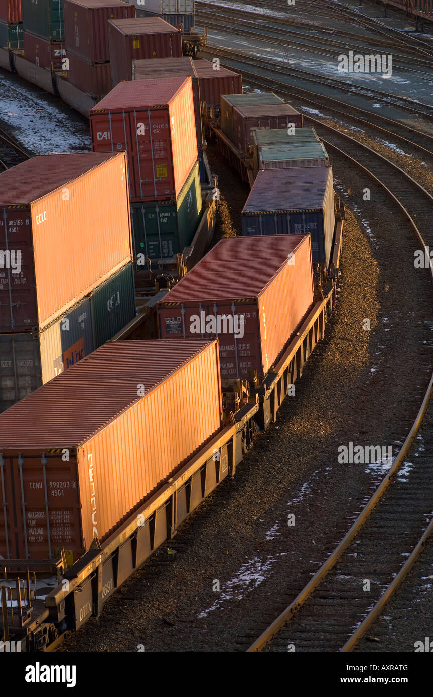 Treno merci al porto di Halifax, Canada che trasportano contenitori per metà ad Ovest. Foto Stock