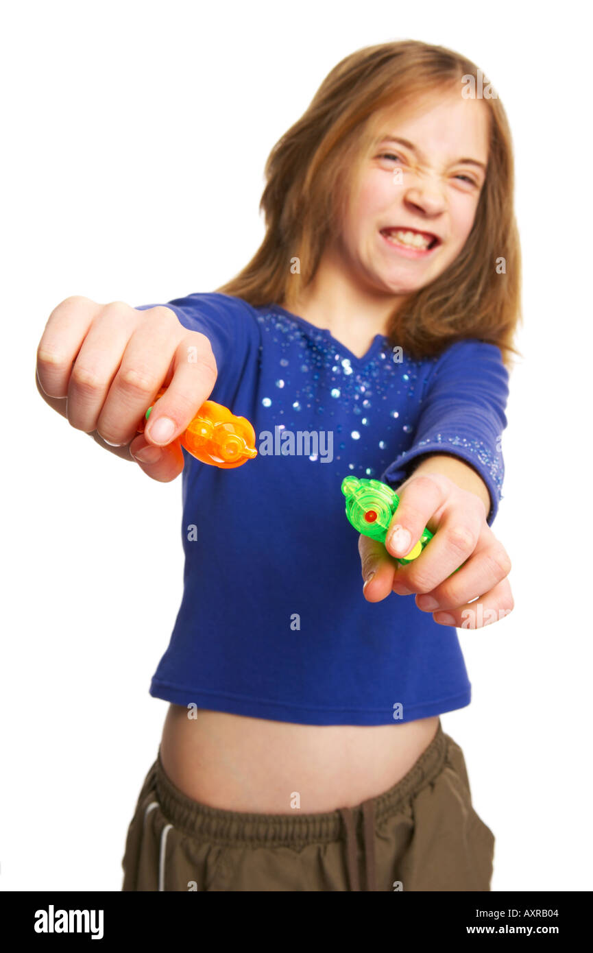 Preteen Pre teen ragazza di puntamento pistola acqua - malfunzionante concetti per bambini Foto Stock