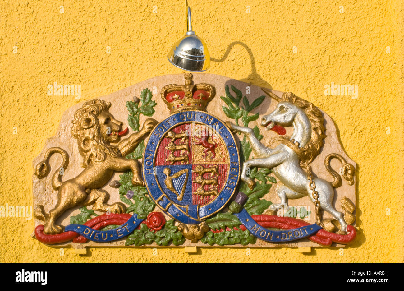 Kings Arms gastro pub risalente al XVII secolo Abergavenny Monmouthshire South Wales UK UE con bracci di Carlo II sulla parete Foto Stock