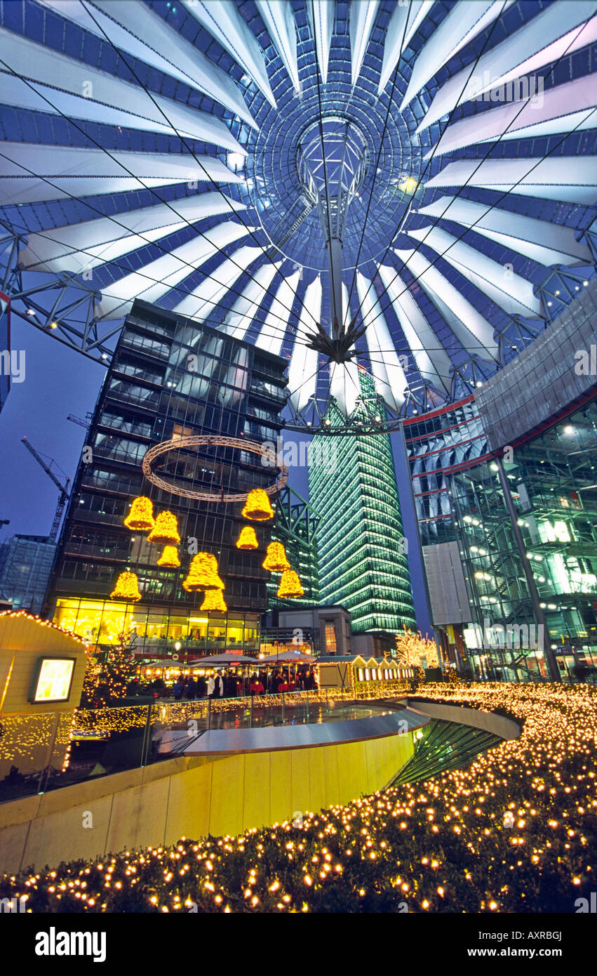 Berlin Potsdamer Platz Sony Center Atrium Weihnachtsdekoration Glocken Foto Stock
