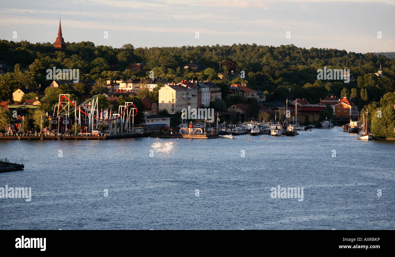 Tramonto sulla baia in vecchi edifici e parco boscoso. Foto Stock