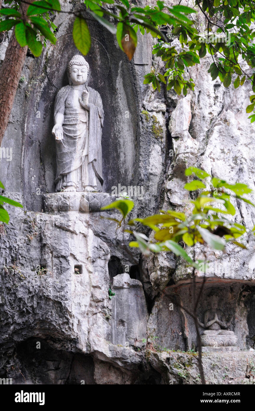 Sculture in pietra sulle scogliere del picco in volo da lontano al Ling Yin Tempio Hangzhou Cina Foto Stock
