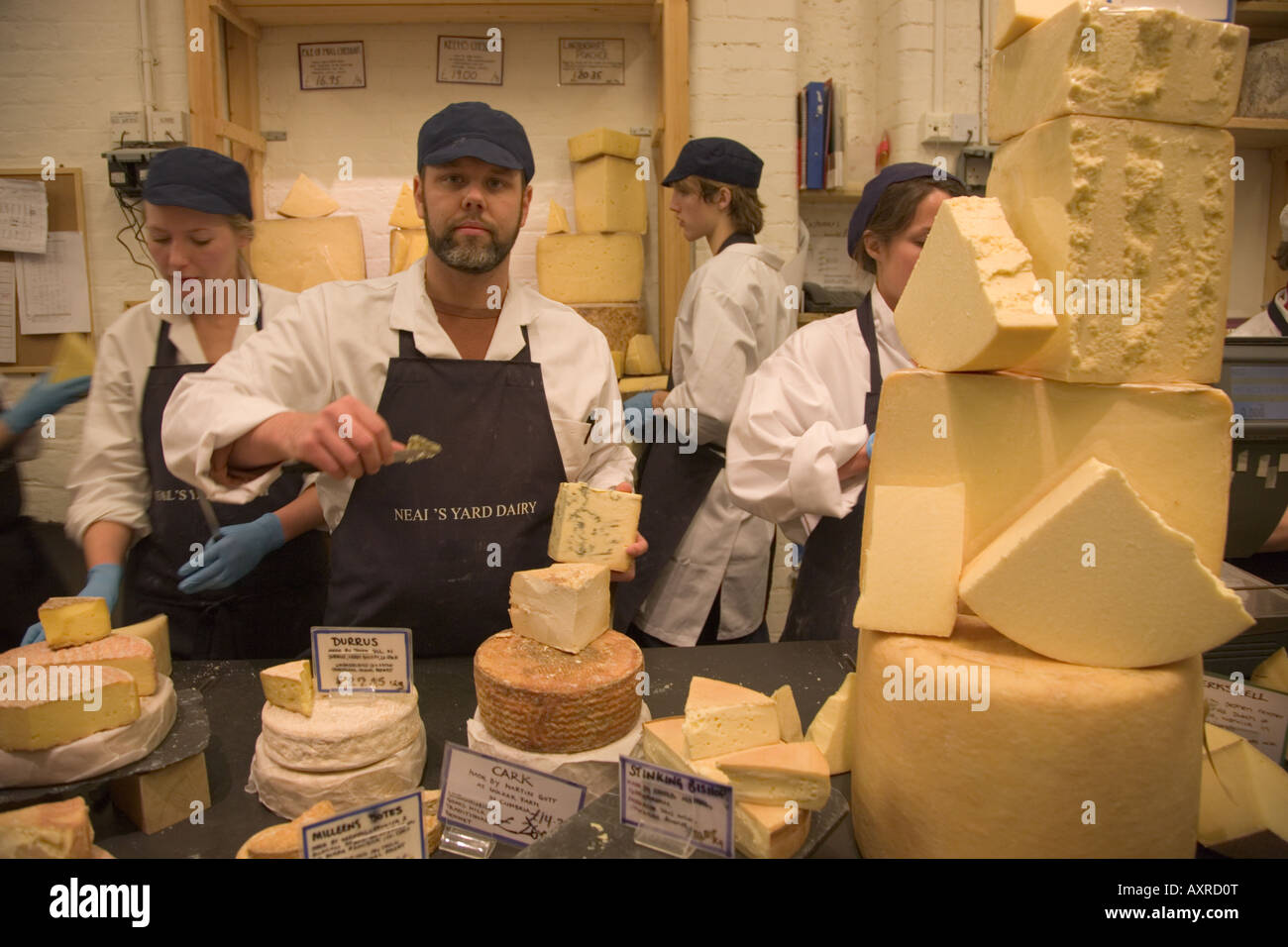 Cantiere Neals negozio di formaggi al Mercato di Borough di Londra Foto Stock