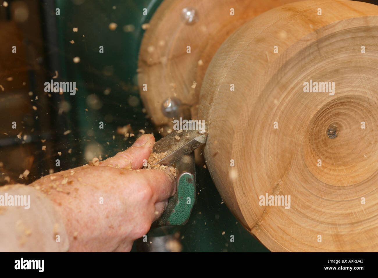 Artigiano girando una vaschetta rotonda su un tornio Foto Stock