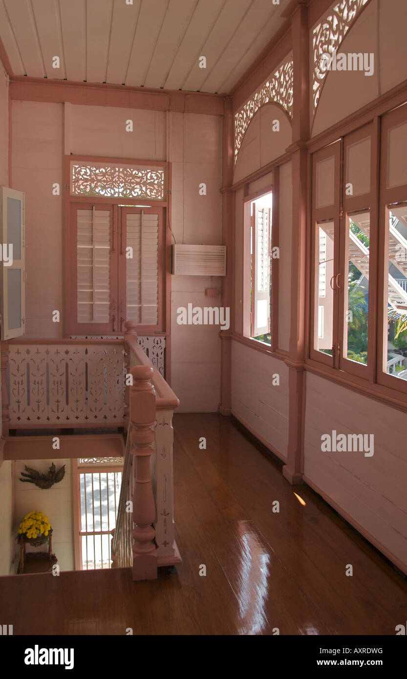 Scalone interno Vongburi House Phrae Thailandia Foto Stock