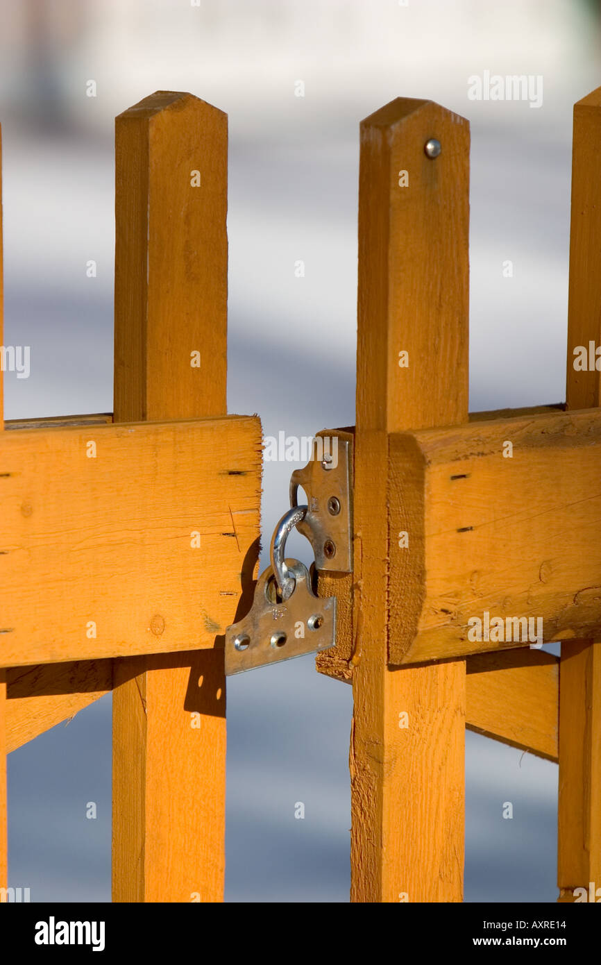 Serratura rotta sul cancello con recinzione di picket di colore giallo, Finlandia Foto Stock