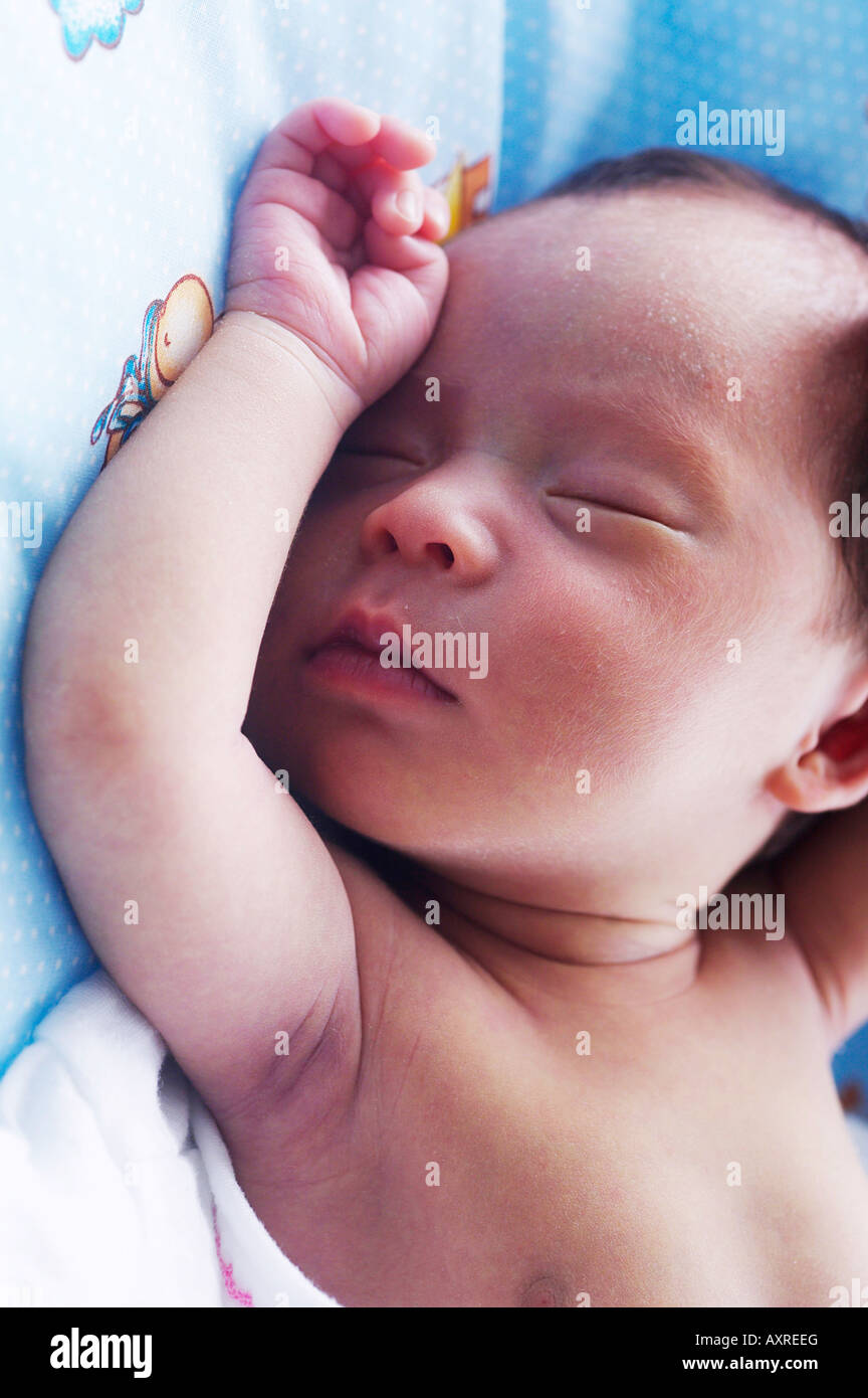 Colpo verticale del bambino addormentato veloce Foto Stock