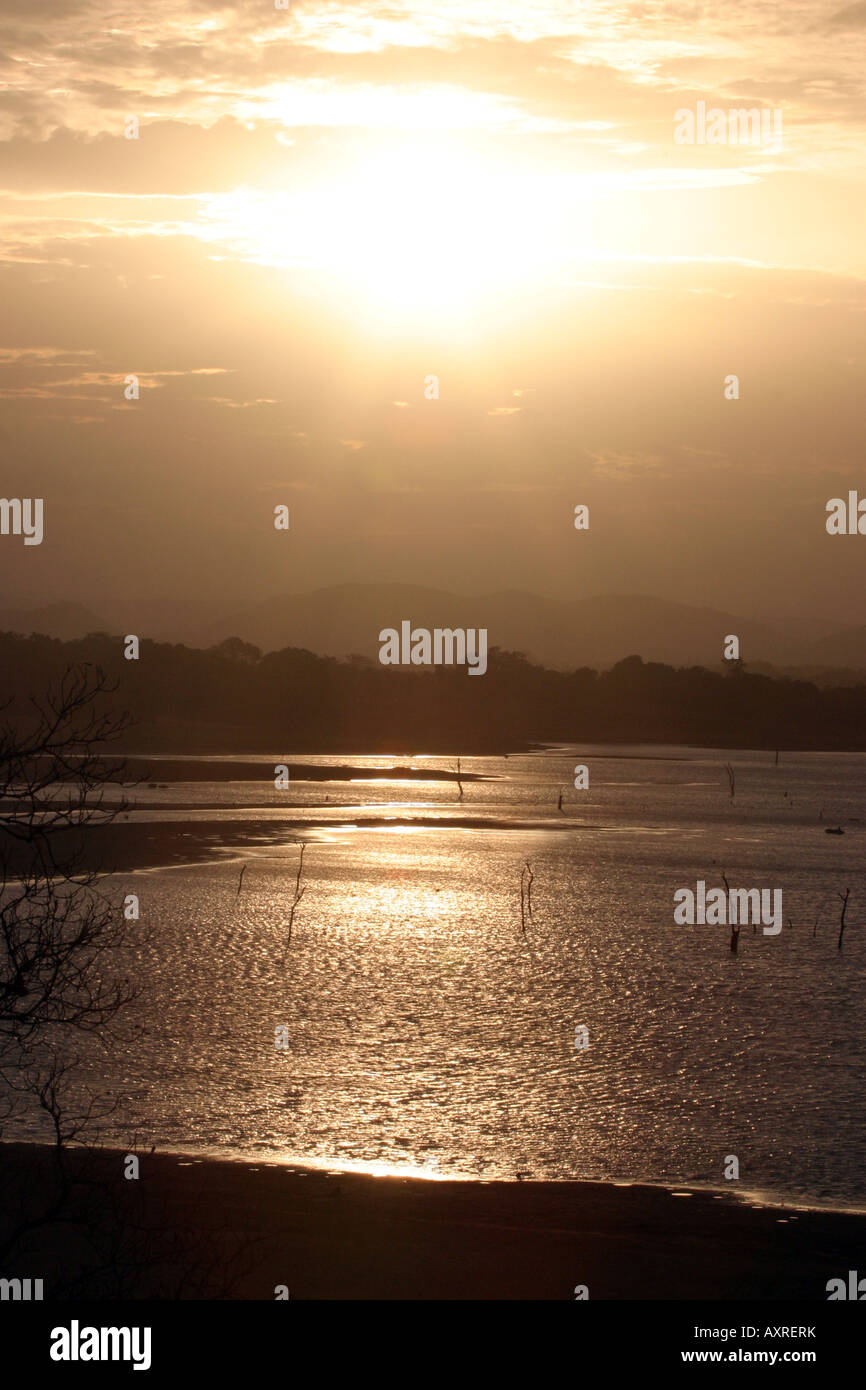Paesaggio dello Sri Lanka; Tramonto sul lago Kandalama, Kandalama, Sri Lanka centrale, Asia Foto Stock