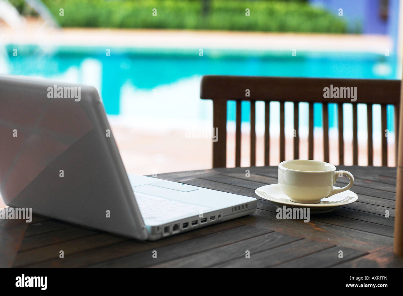 Laptop e la coppa dalla piscina Foto Stock
