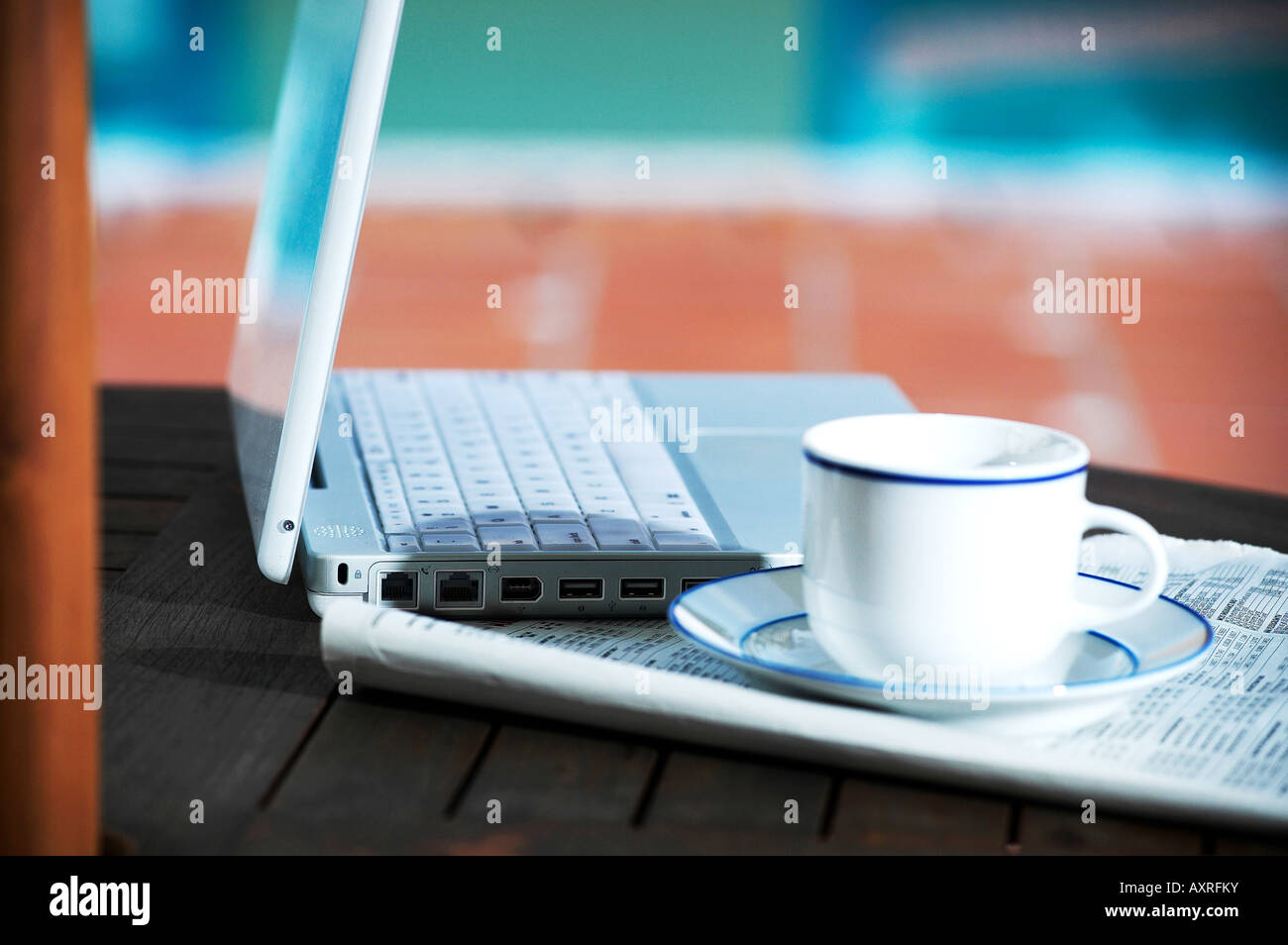 Relax presso la piscina, un caffè mentre aggiorna con le ultime notizie Foto Stock