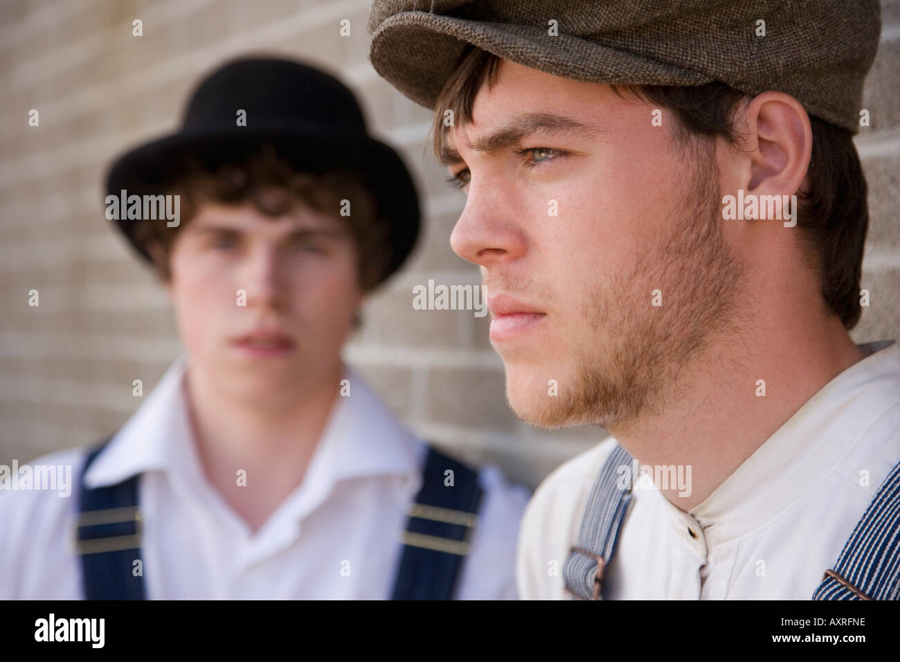Gli uomini in vecchio stile vestiti Foto Stock