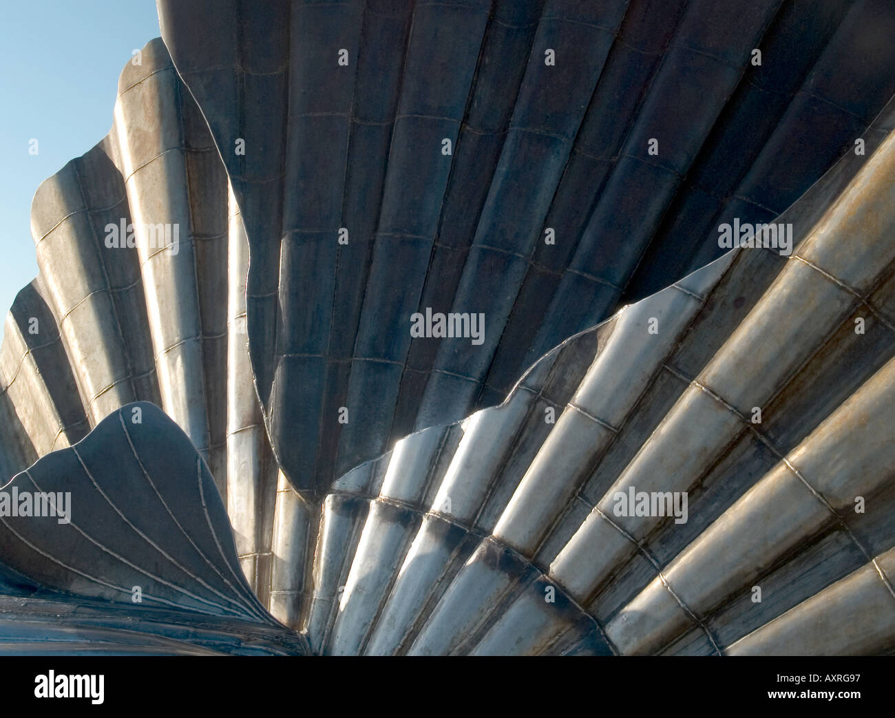 Dettaglio, capesante SCULTURA IN ACCIAIO DA MAGGI HAMBLING sulla banca di ciottoli vicino a Aldeburgh, SUFFOLK, East Anglia, England, Regno Unito, Europa Foto Stock