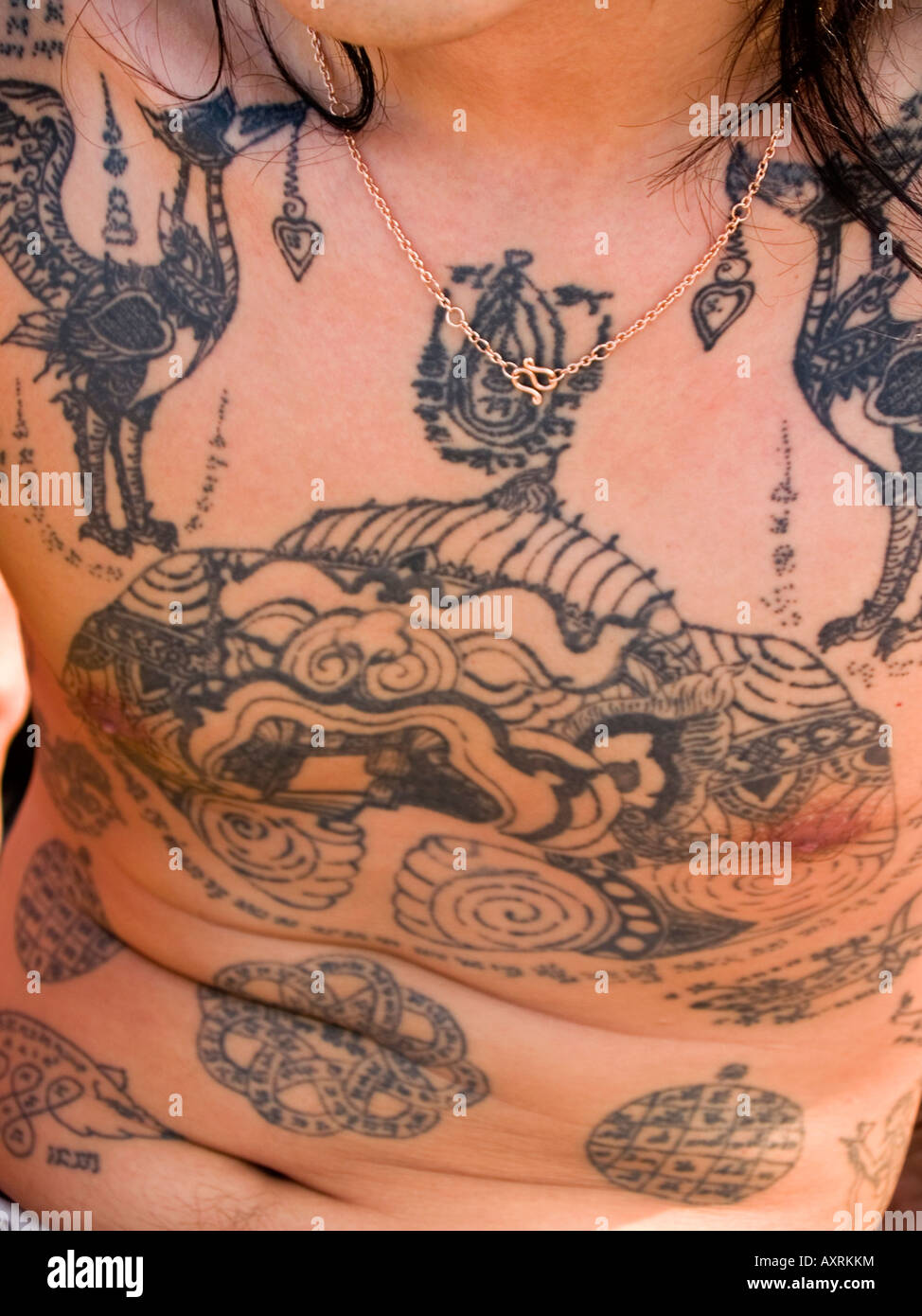 Primo piano di tatuaggi al Wat Phra Bang Tattoo Festival in Thailandia Foto Stock