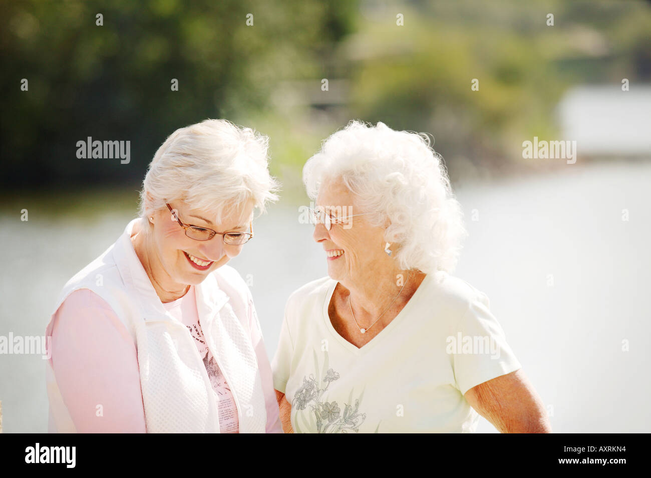 Due donne anziane ridere Foto Stock
