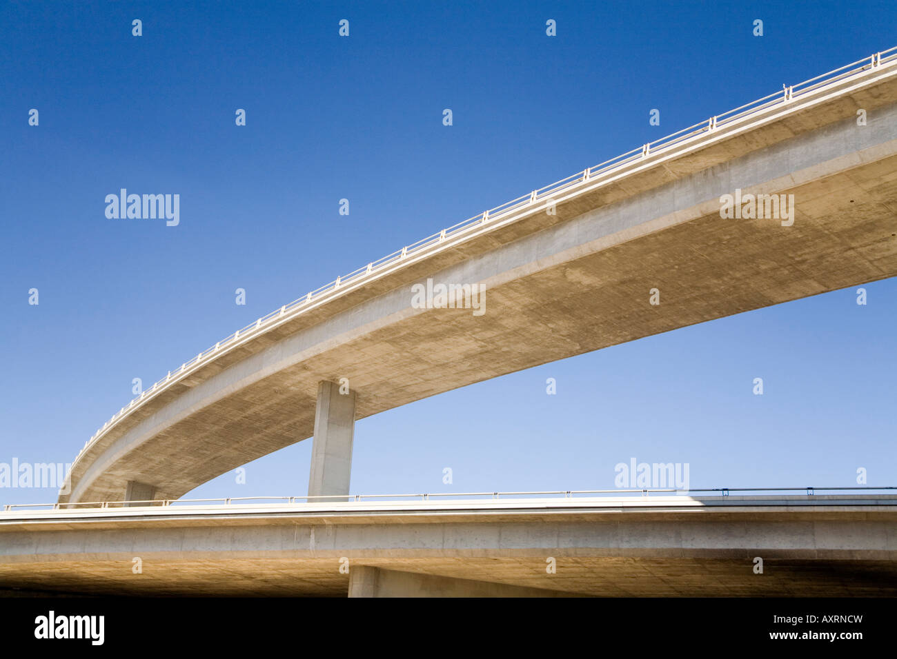 Onramp lungo il cavalcavia in corrispondenza della giunzione della Interstate 5 e 14 superstrade in California del Sud Foto Stock