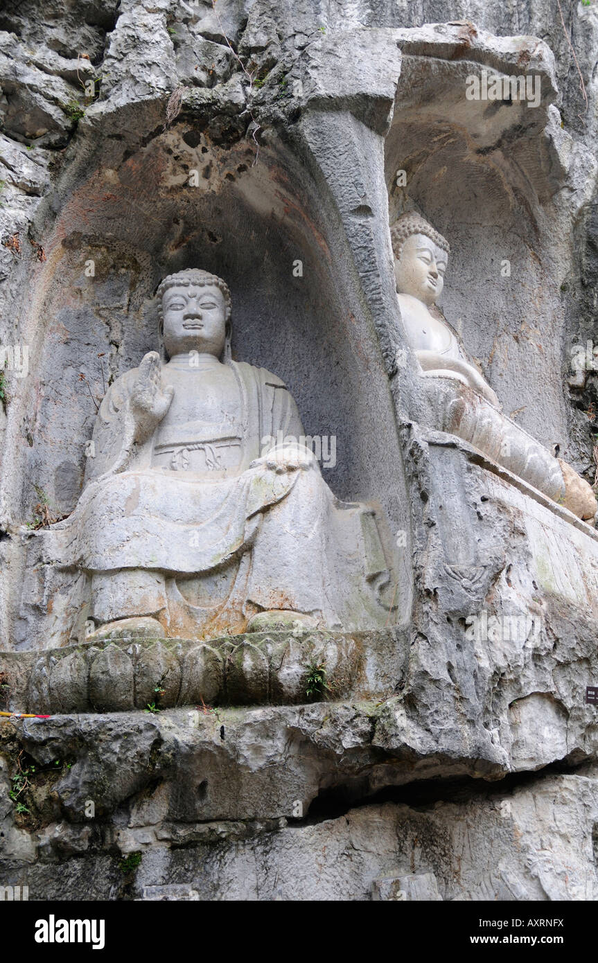 Sculture in pietra sulle scogliere del picco in volo da lontano al Ling Yin Tempio Hangzhou Cina Foto Stock