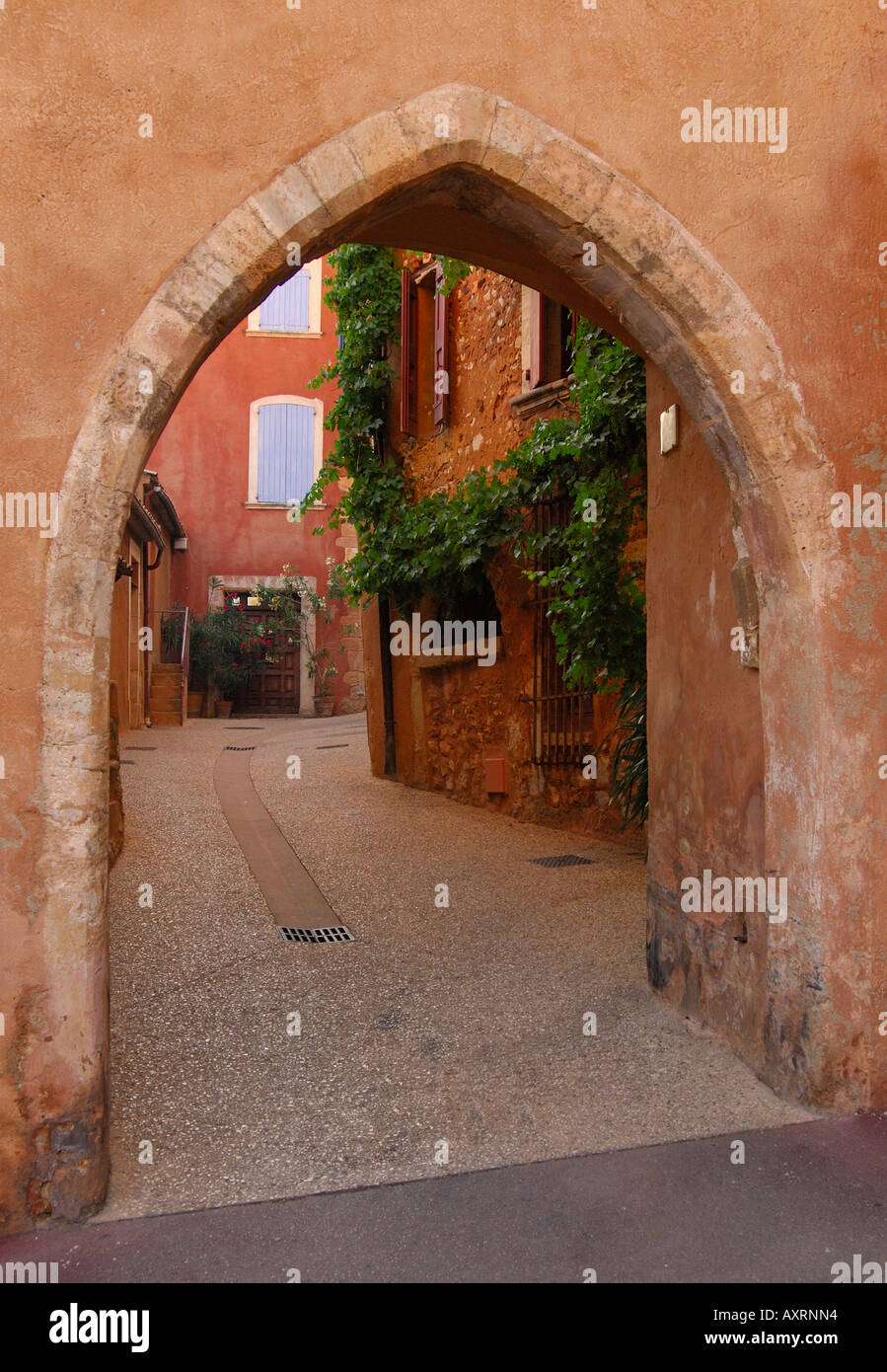 Ingresso ad arco ad una corsia nella città di Roussilon, Francia Foto Stock