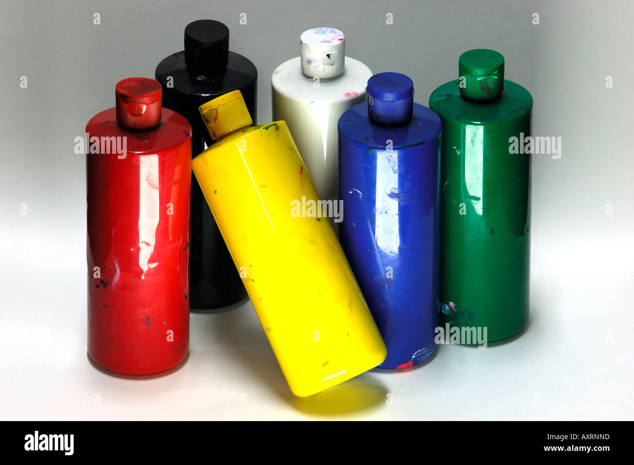 Studio shot cilindrica di contenitori di vernice Foto Stock