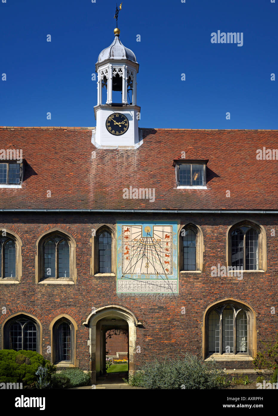 Queens' College antica corte Meridiana e la torre dell orologio Foto Stock