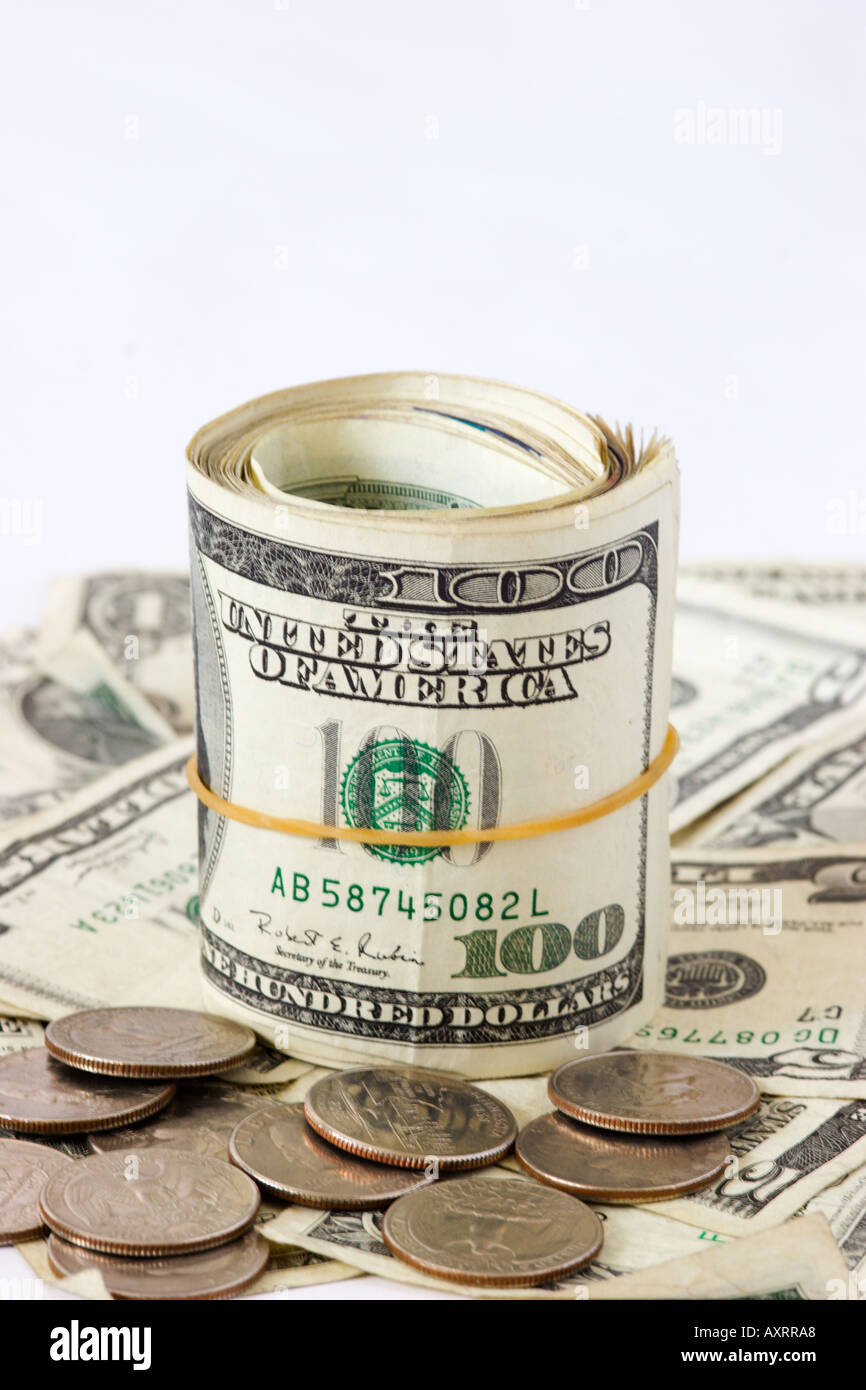 Pila di soldi americani con rotolo di centinaia di fatture del dollaro Foto Stock
