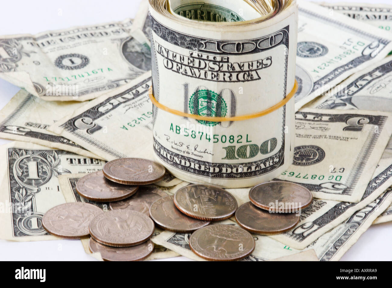 Pila di soldi americani con rotolo di centinaia di fatture del dollaro Foto Stock