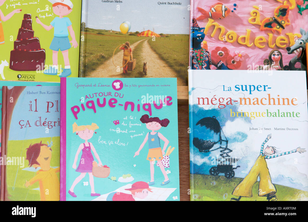 Libri francesi per bambini in vendita al mercato di Honfleur in Normandia Francia Foto Stock