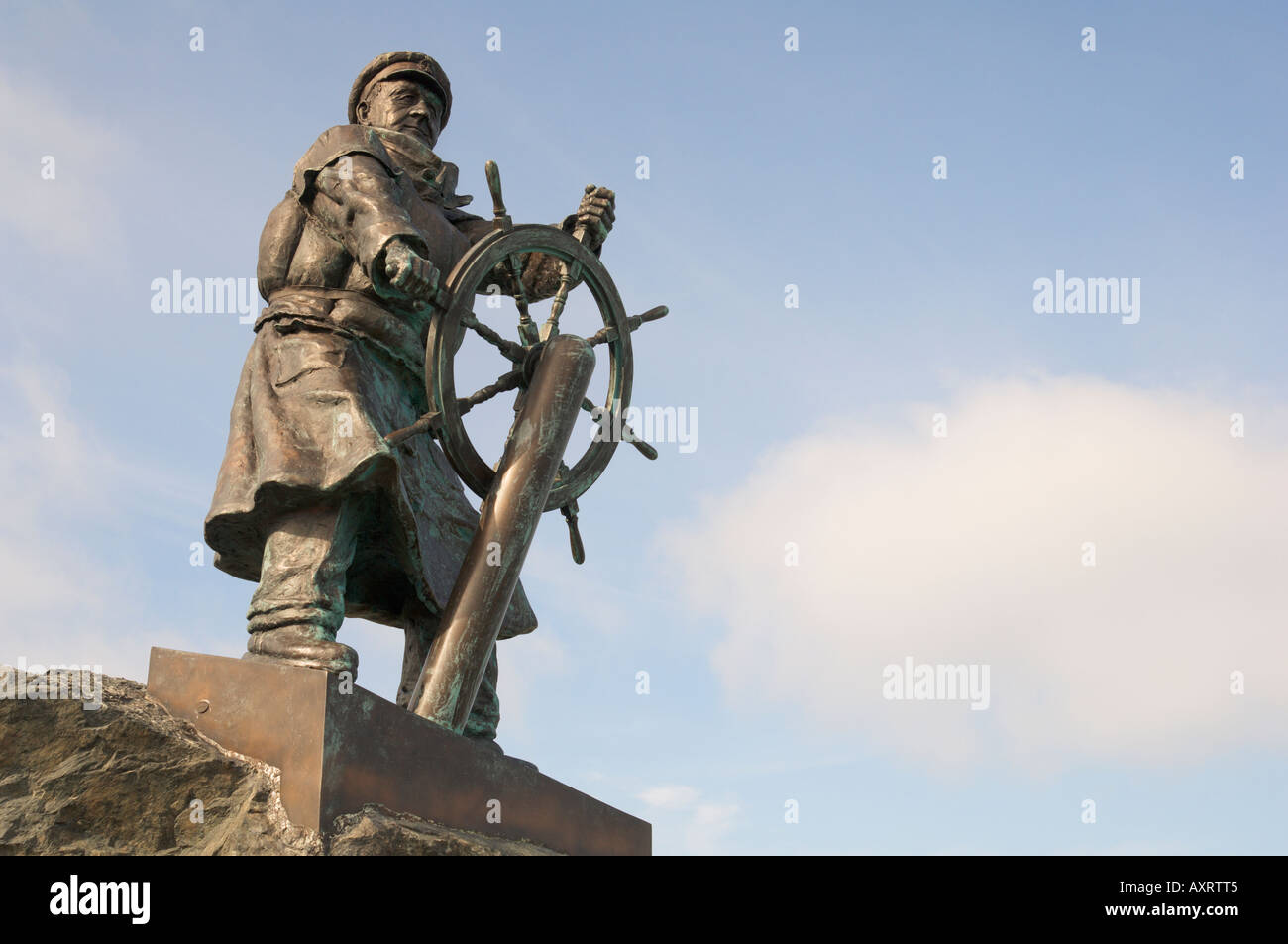 Statua del capitano della barca al volante Moelfre Anglesey Foto Stock