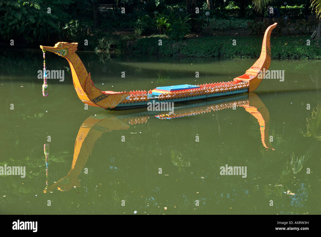 Ornamentali in dragon boat Lampang River Lodge Lampang Thailandia Foto  stock - Alamy