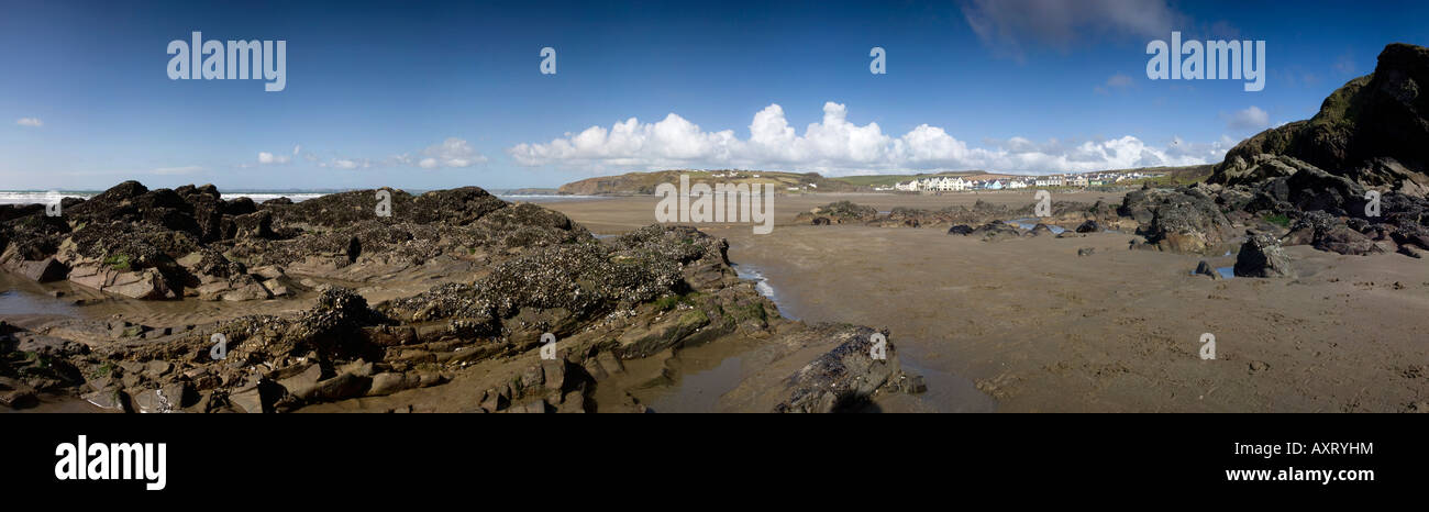 Villaggio Broadhaven in Pembrokeshire nel Galles con le cozze laden rocce in primo piano Foto Stock