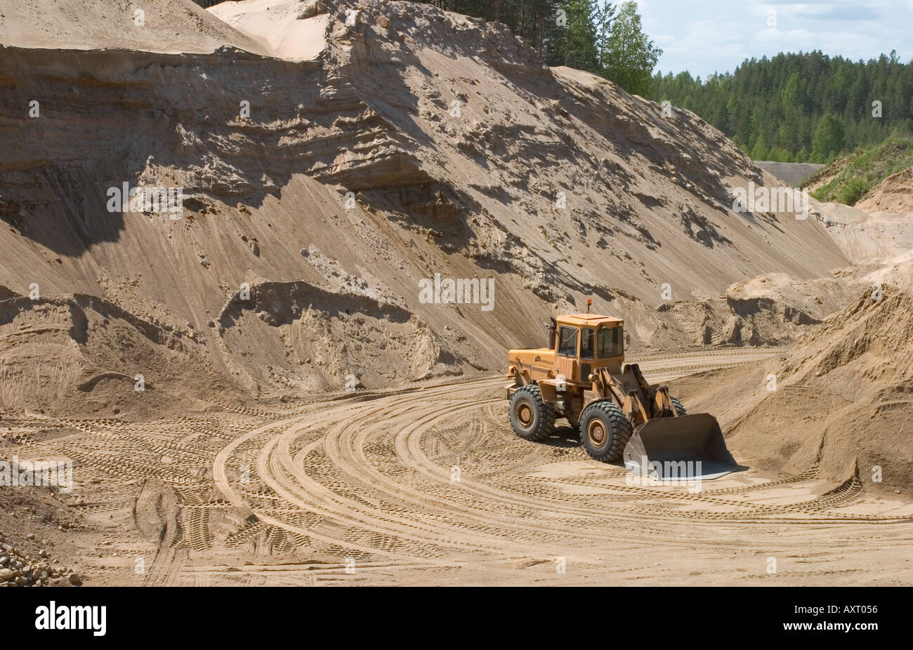 Cava di ghiaia e caricatore frontale . Lo scavo di sabbia e ghiaia da un esker glaciale , Finlandia Foto Stock