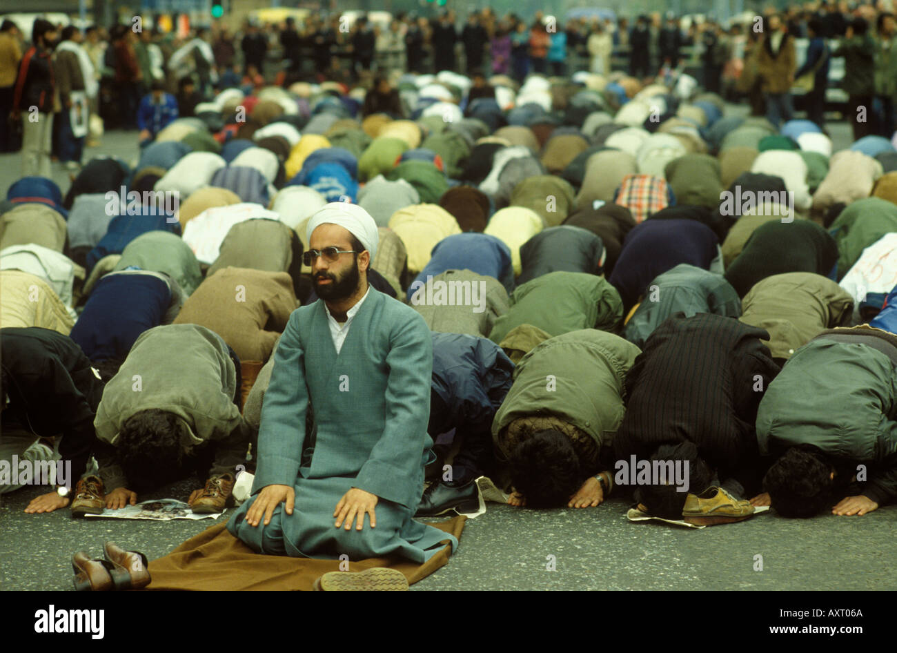 L'ambasciata iraniana assediava i musulmani che pregavano per la pace in una strada fuori dall'ambasciata di Knightbridge. Londra Inghilterra aprile 1980 1980S HOMER SYKES Foto Stock