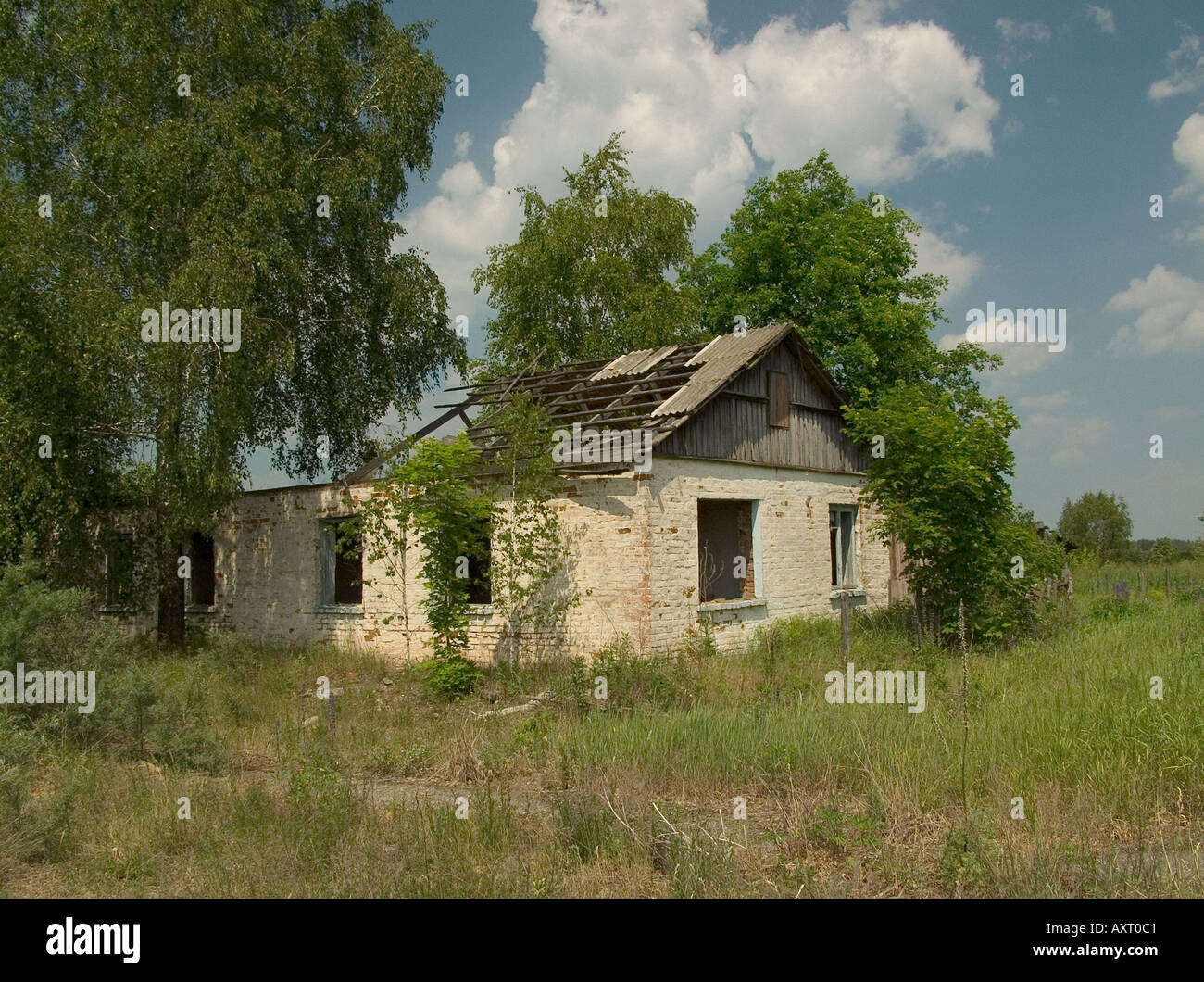 Abbandonata casa abbandonata nel deserto villaggio bielorusso, Chernobyl esclusione zona vicina Ucraina Bielorussia confine di stato Foto Stock