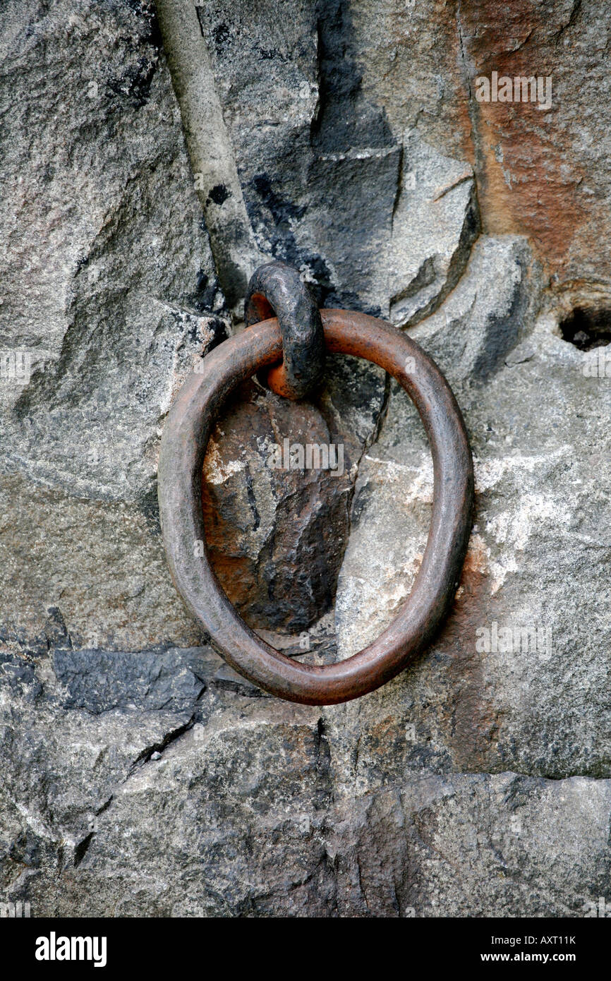 Grande catena arrugginito in un blocco di muro Foto Stock