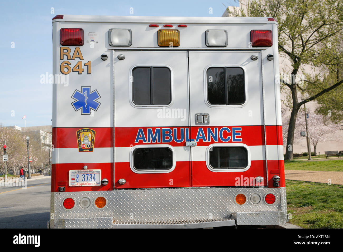 Vista posteriore di ambulanza sulla strada, Washington DC, Stati Uniti d'America Foto Stock