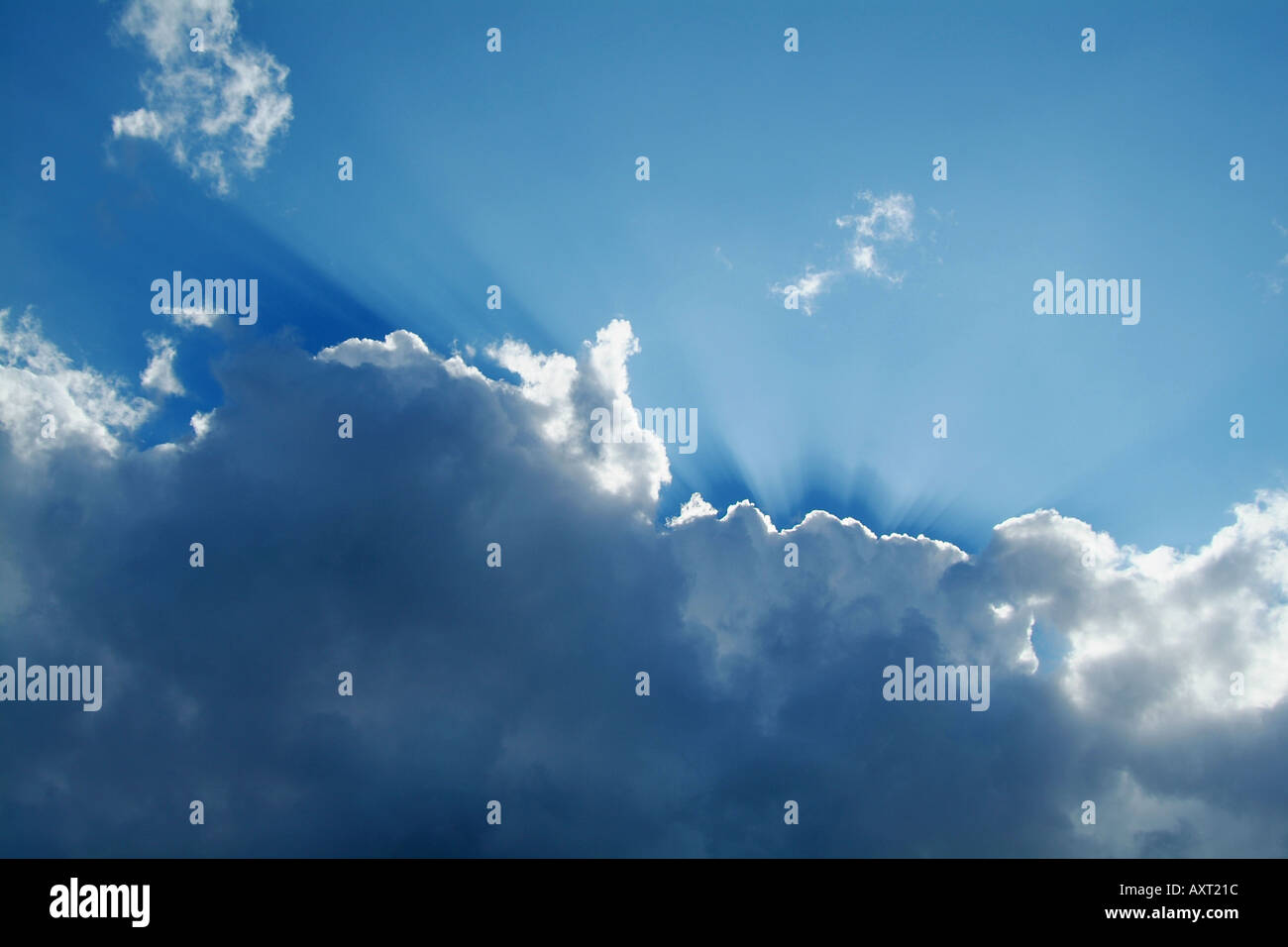 Nuvole drammatico il cielo blu e la luce Foto Stock