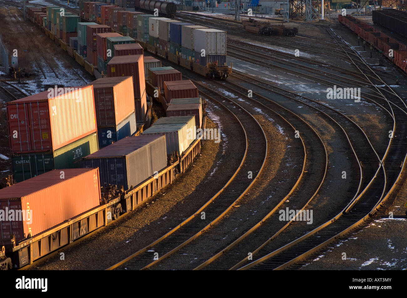 Treno merci al porto di Halifax, Canada che trasportano contenitori per metà ad Ovest. Foto Stock