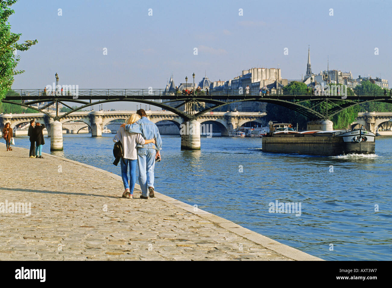 Giovane camminando lungo il fiume Senna vicino al Pont des Arts di Parigi Foto Stock