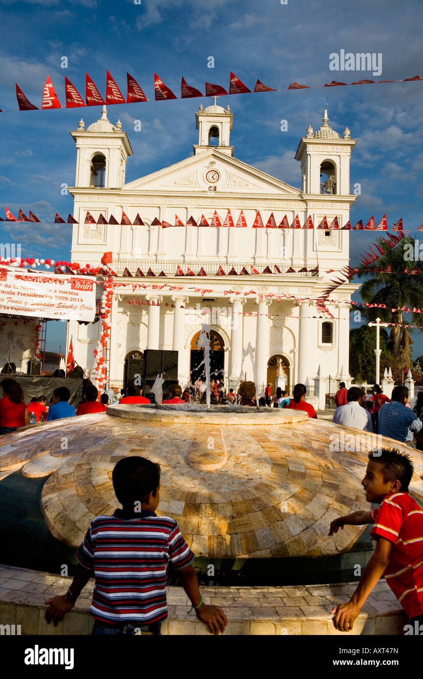 FMLN comizio elettorale in piazza del villaggio dalla chiesa cattolica Suchitoto El Salvador Foto Stock