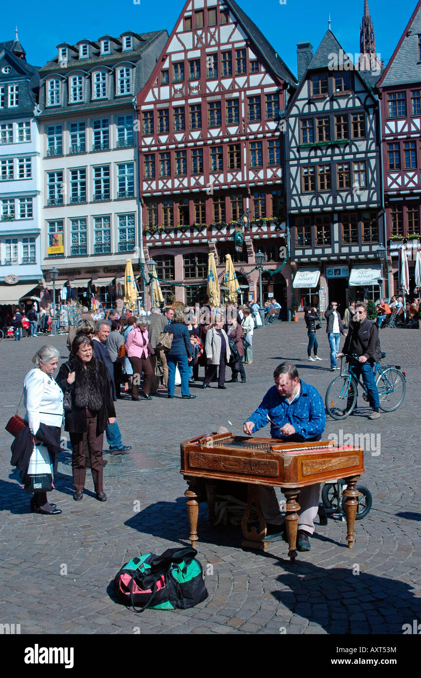 L'uomo gioca la cymbalo del Roemer Frankfurt am Main Germania Foto Stock