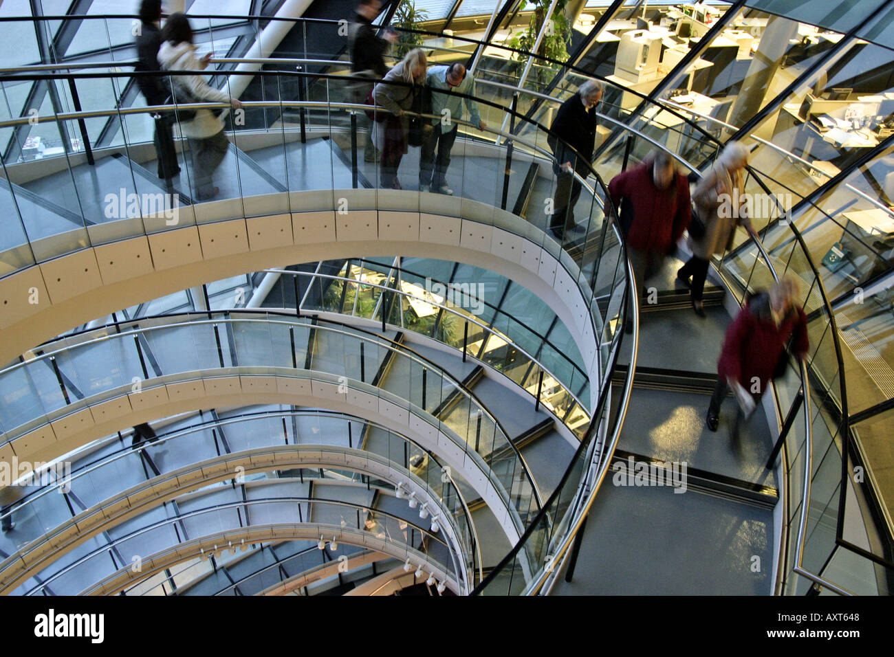 La scala a chiocciola in GLA City Hall di Londra Foto Stock