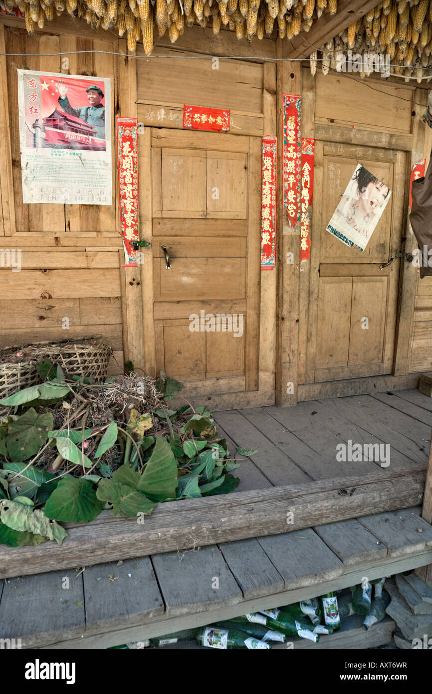 Portale con i tutoli e Mao poster, remoto villaggio di Tong Dang, Yunnan, Cina Foto Stock
