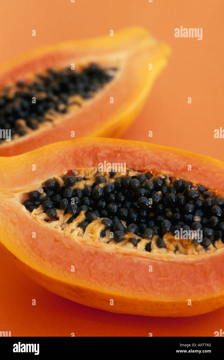 Papaya frutto fresco tagliato a fette Foto Stock