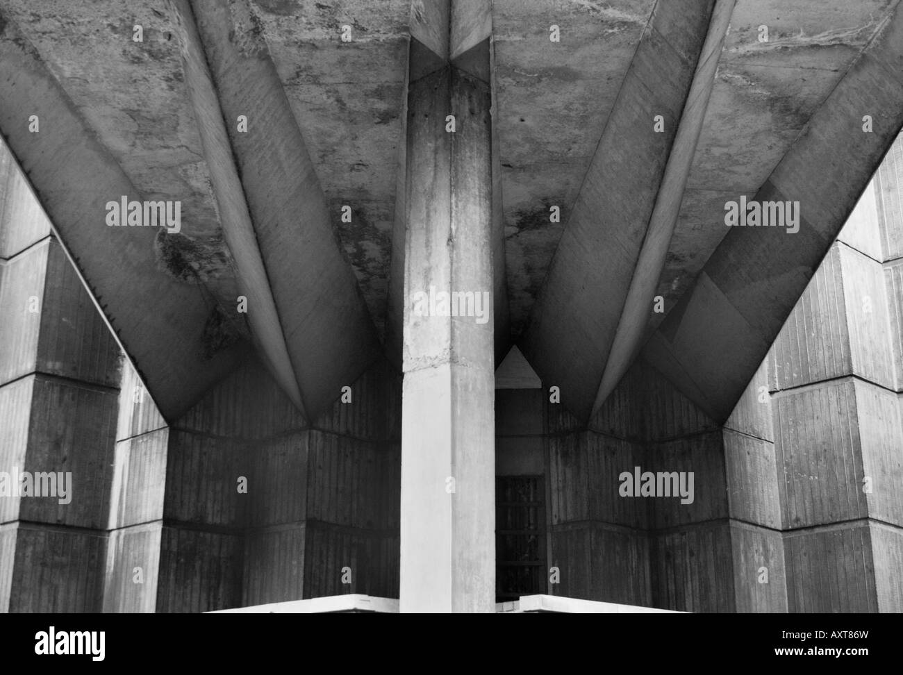Esterno del Leeds Pool internazionale mostra angolari di supporto in calcestruzzo colonne - in bianco e nero Foto Stock