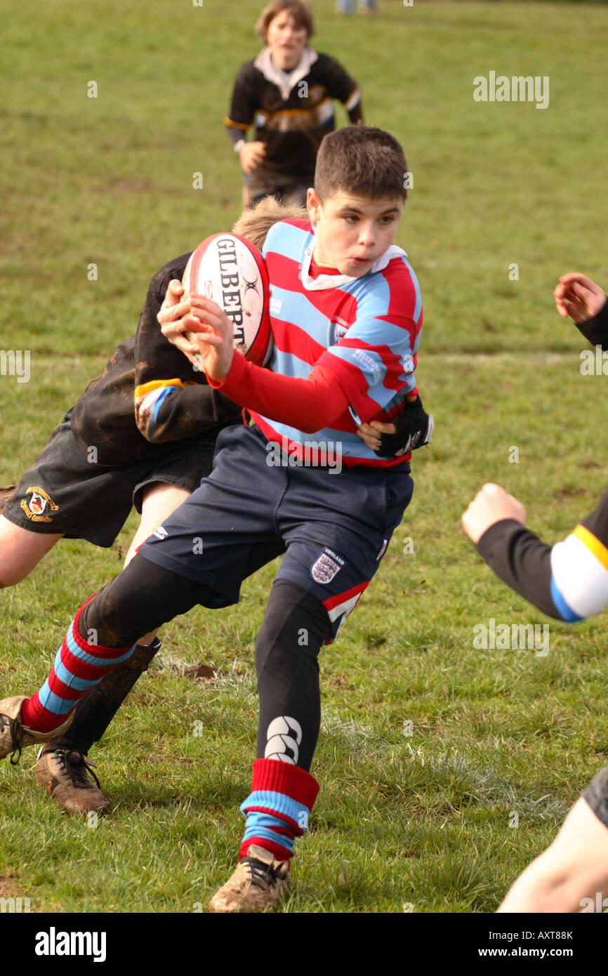 Junior partita di rugby al di sotto dei 12 i giocatori di competere nei locali di gioco di squadra in Somerset Inghilterra solo uso editoriale Foto Stock